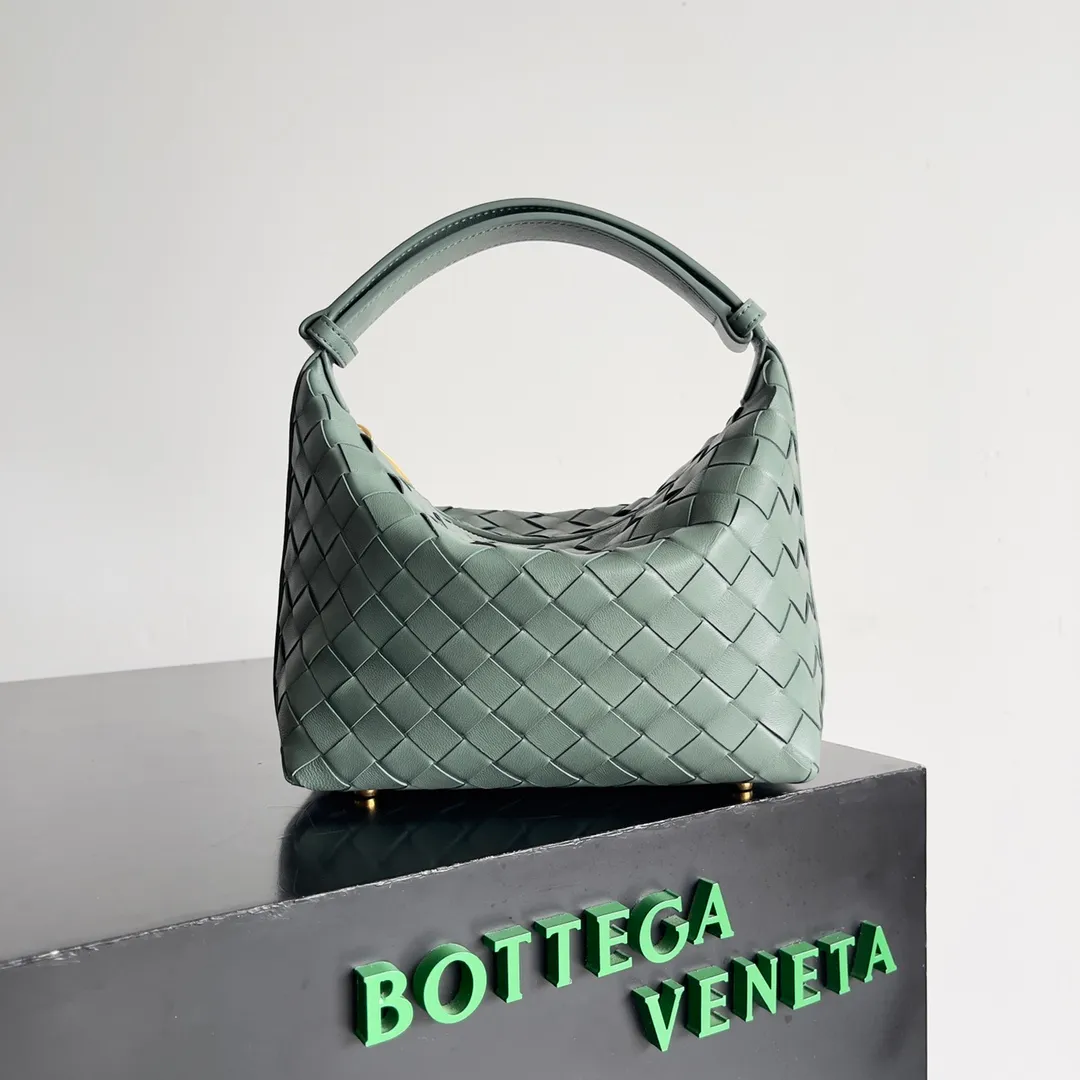 Batch 1360 It is predicted that BV Bottega’s lunch bag will be popular again this year. The entire bag is made of top nappa lambskin, which is very soft and lightweight. It also uses the intrecciato weaving process that the two founders spent several months developing from the beginning of the brand. It is completely hand-woven by Italian craftsmen. It perfectly reflects the craftsmanship of Bottega. The entire bag shape is also a very practical and popular lunch box bag type. The slightly curved arc of the bag mouth can also better fit our wrists. Style number: 754443 Size: 22*13*9